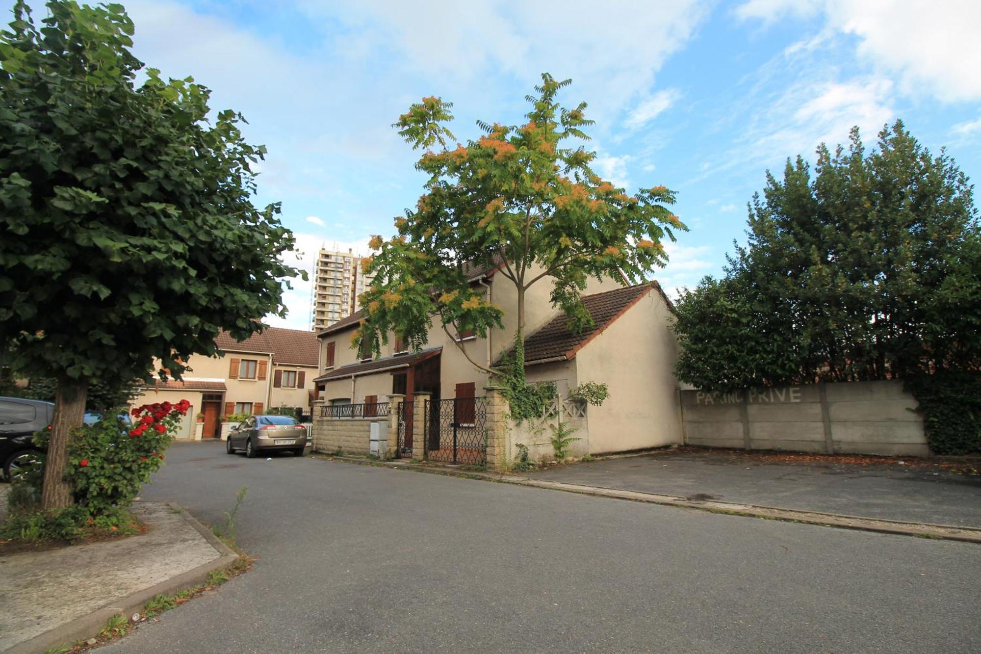 Paris Nord: Tranquil Retreat With Private Parking And Garden Holiday home *